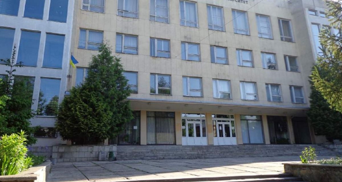 На території Львівського медуніверситету студентці на голову впала штукатурка