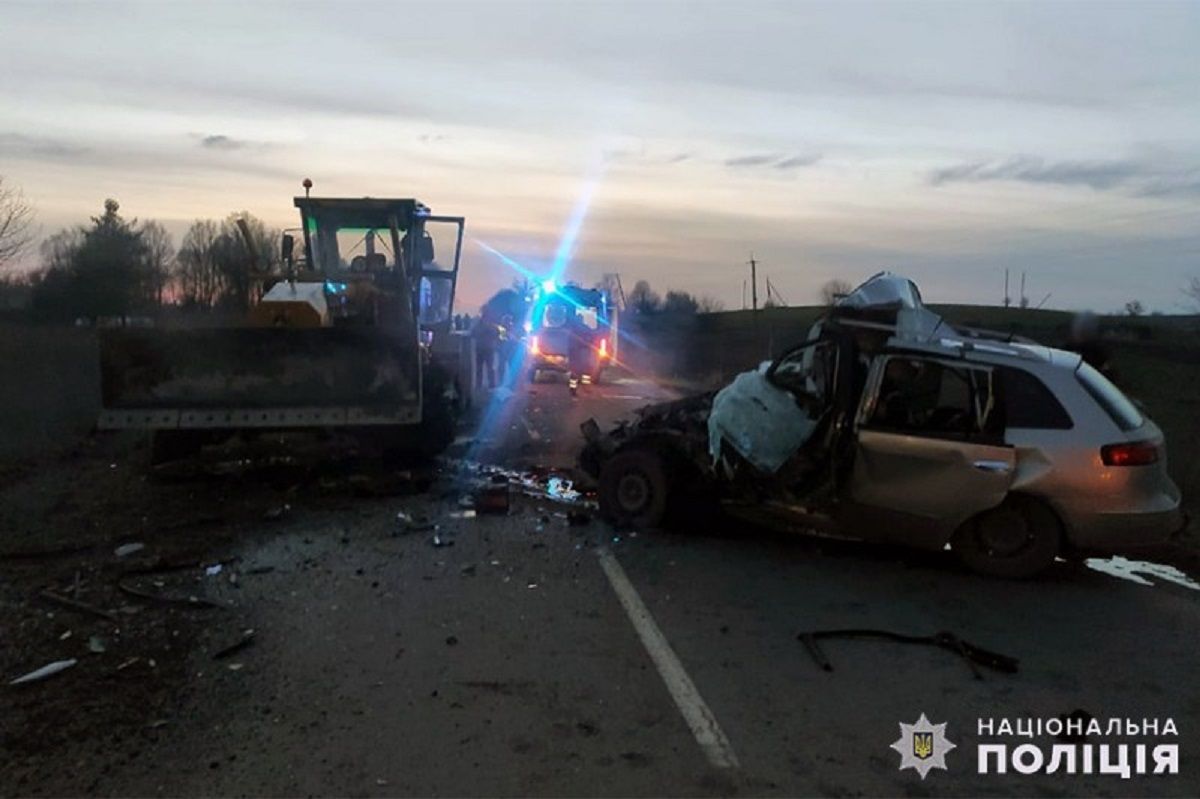 Троє людей загинули внаслідок ДТП з автогрейдером біля Старокостянтинова