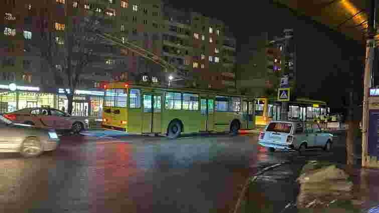 Тролейбус важко травмував пішохода на Левандівці