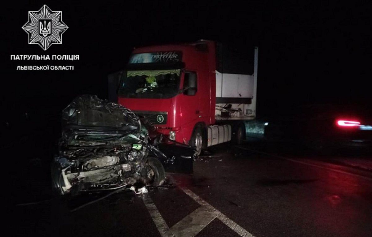 Водійка легковика з дитиною потрапили під фуру біля Буська