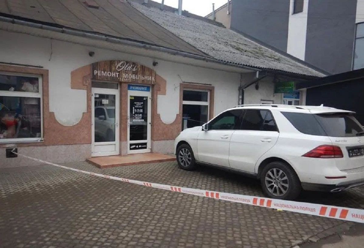 Розлючений перехожий зняв номери з авто дружини начальника закарпатської поліції
