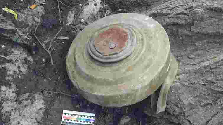 На шкільному подвір'ї у Тернополі випадково знайшли протитанкову міну