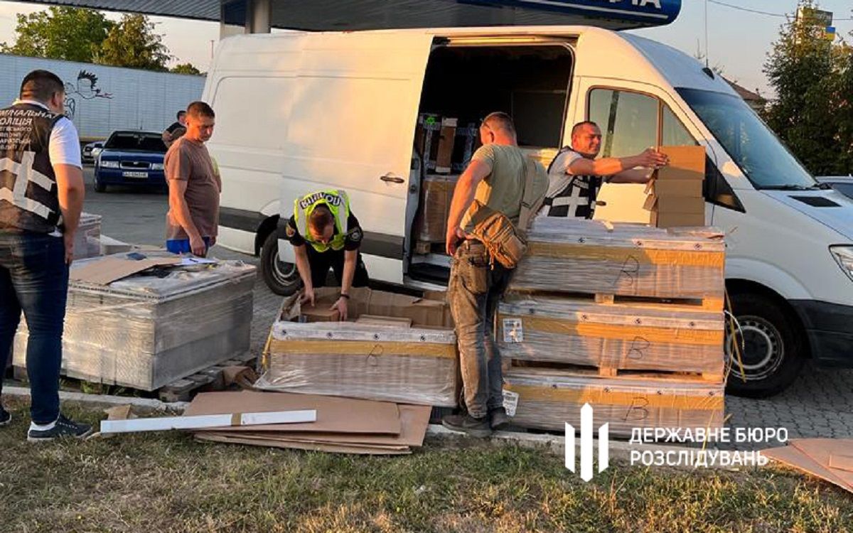 Двох митників із Закарпаття звинуватили у покриванні контрабанди на $2,4 млн