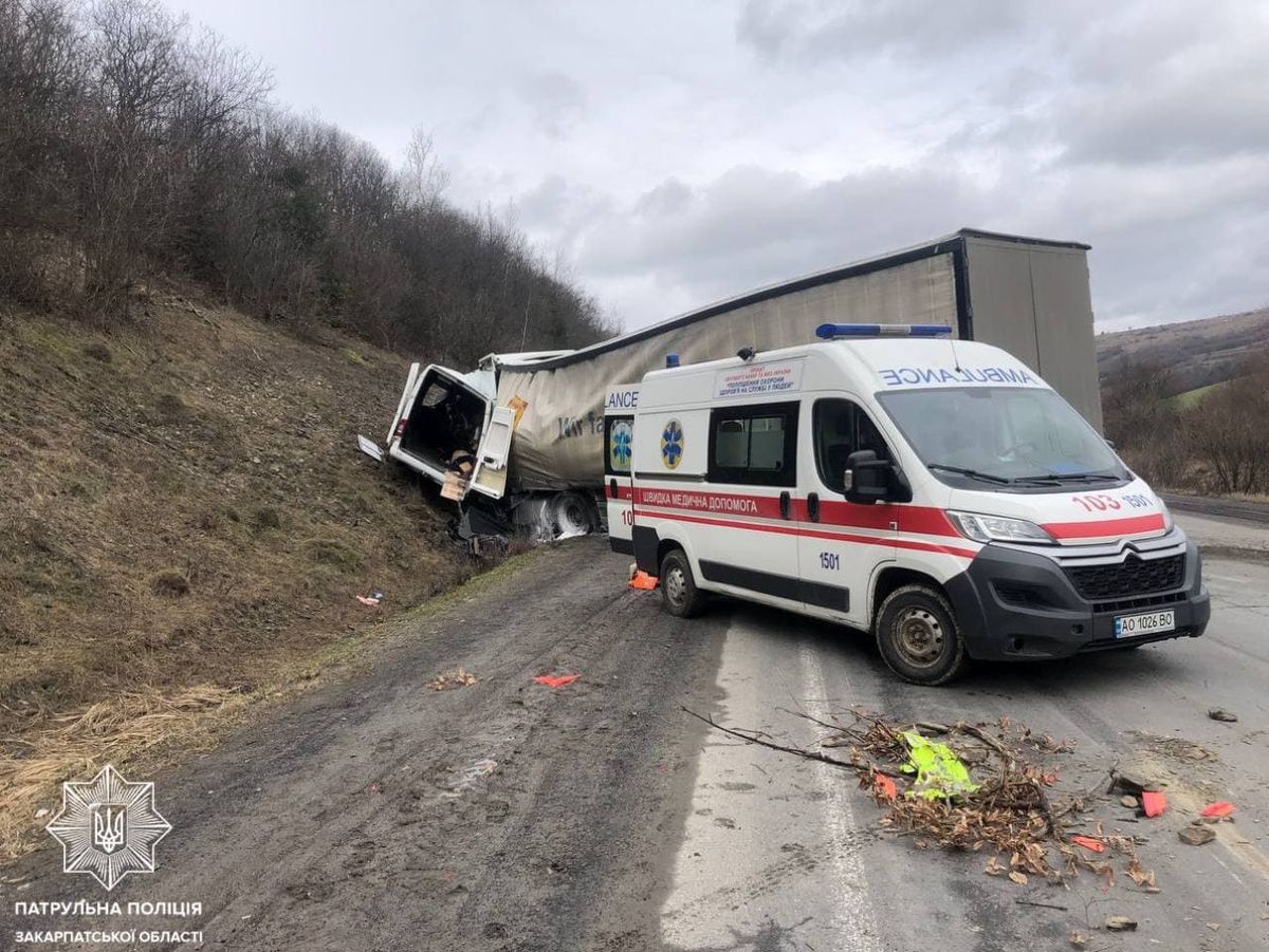 На трасі біля Нижніх Воріт фура зіткнулася з мікроавтобусом, четверо загиблих