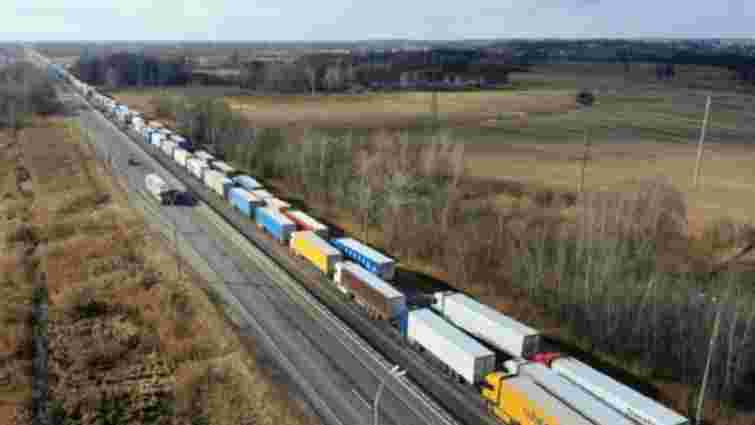 Польща повністю закрила кордон для вантажівок із Білорусі