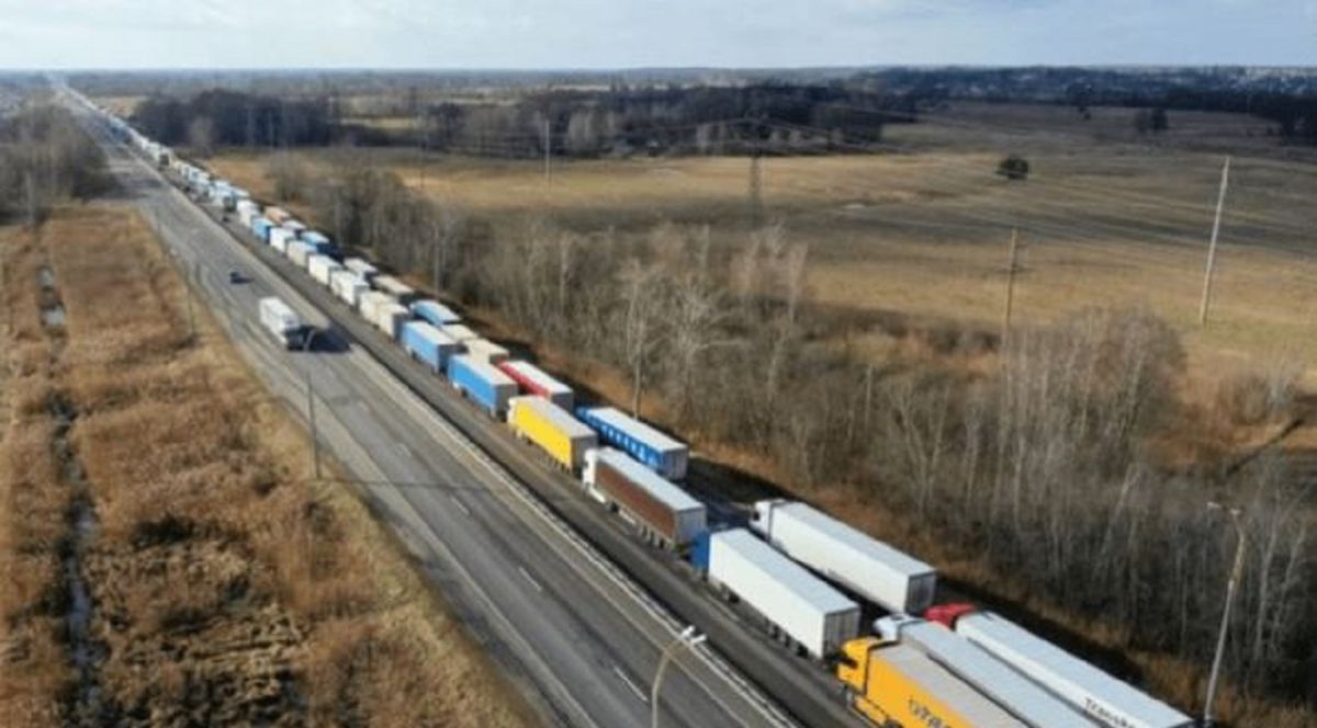 Польща повністю закрила кордон для вантажівок із Білорусі