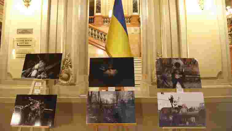 У Львівській опері відкрилась фотовиставка про російсько-українську війну 