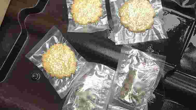 Закарпатська поліція виявила у перехожого коробку печива з марихуаною