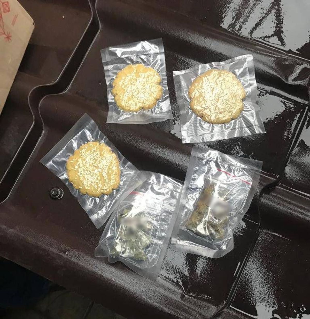 Закарпатська поліція виявила у перехожого коробку печива з марихуаною