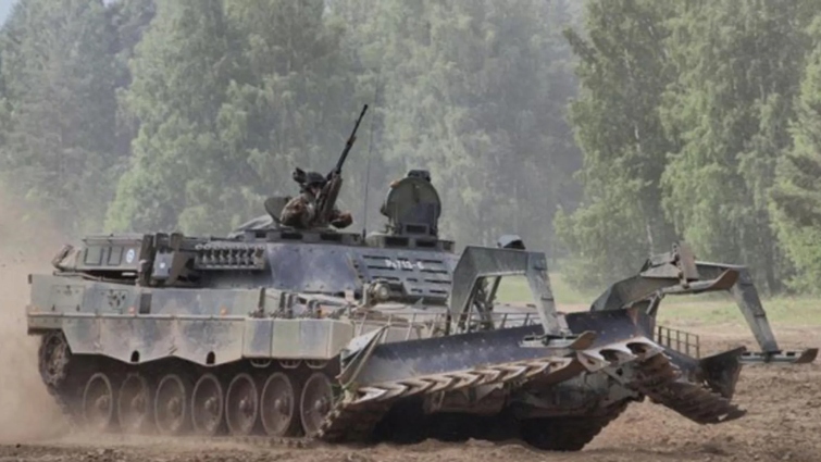Фінляндія підтвердила передачу Україні трьох танків для розмінування 