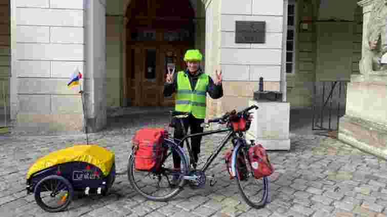 Волонтер з Польщі привіз велосипедом ліхтарики для львівських школярів