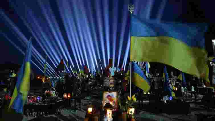 В пам’ять про українських Героїв у Львові в небо запустили світлові промені