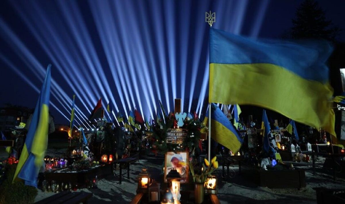 В пам’ять про українських Героїв у Львові в небо запустили світлові промені