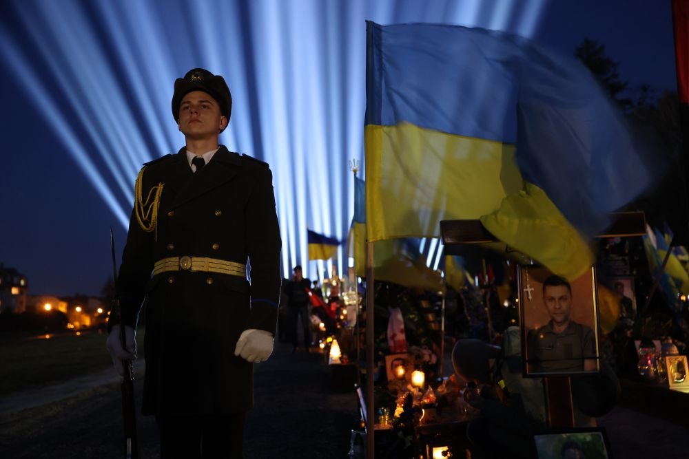 Над могилами Героїв символічно засвітили «промені пам'яті» (фото Романа Балука)