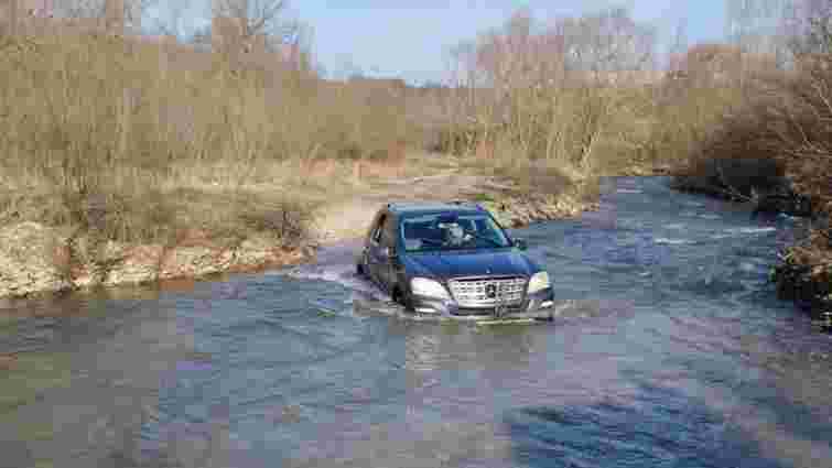 Подружжя застрягло в позашляховику Mercedes серед річки на Самбірщині