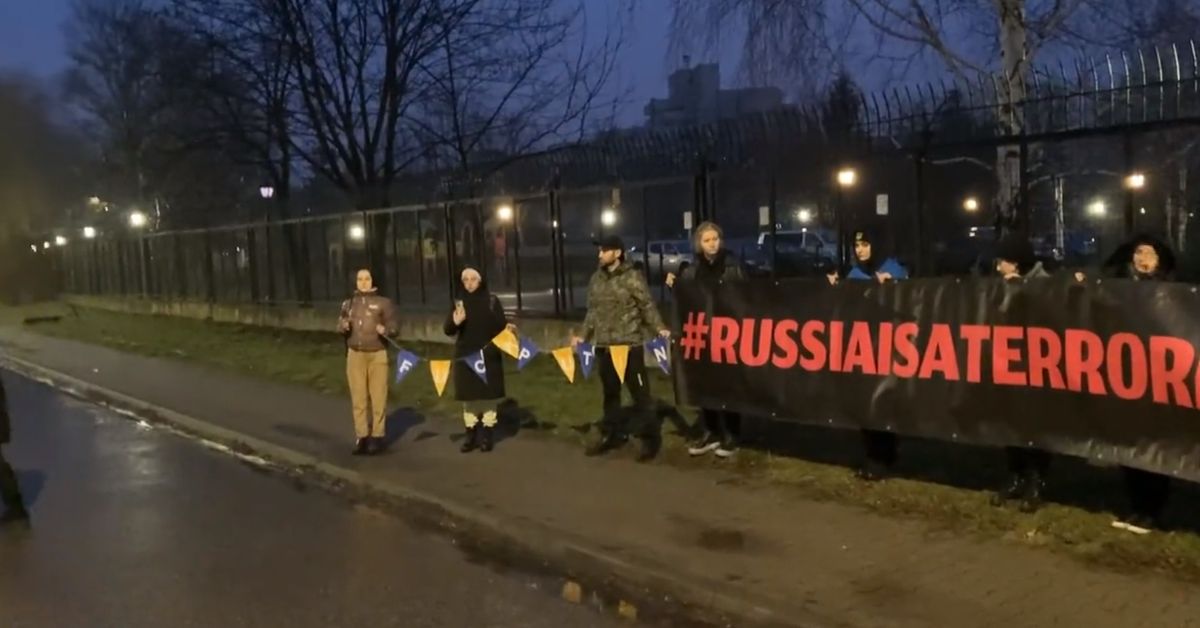 Російських дипломатів у Варшаві розбудили звуками сирени і пострілів