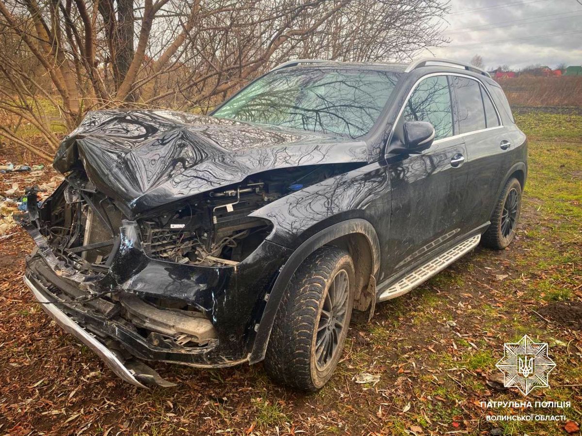 Водій з Луцька покинув позашляховик Mercedes у хащах після ДТП з автобусом