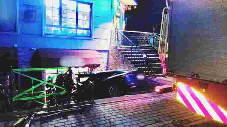 Водійка Tesla на смерть збила пішохідку, паркуючись у Коломиї