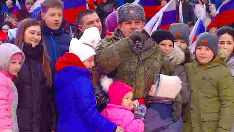Росіяни вивели на провладний мітинг дітей, маму яких вбили в Маріуполі