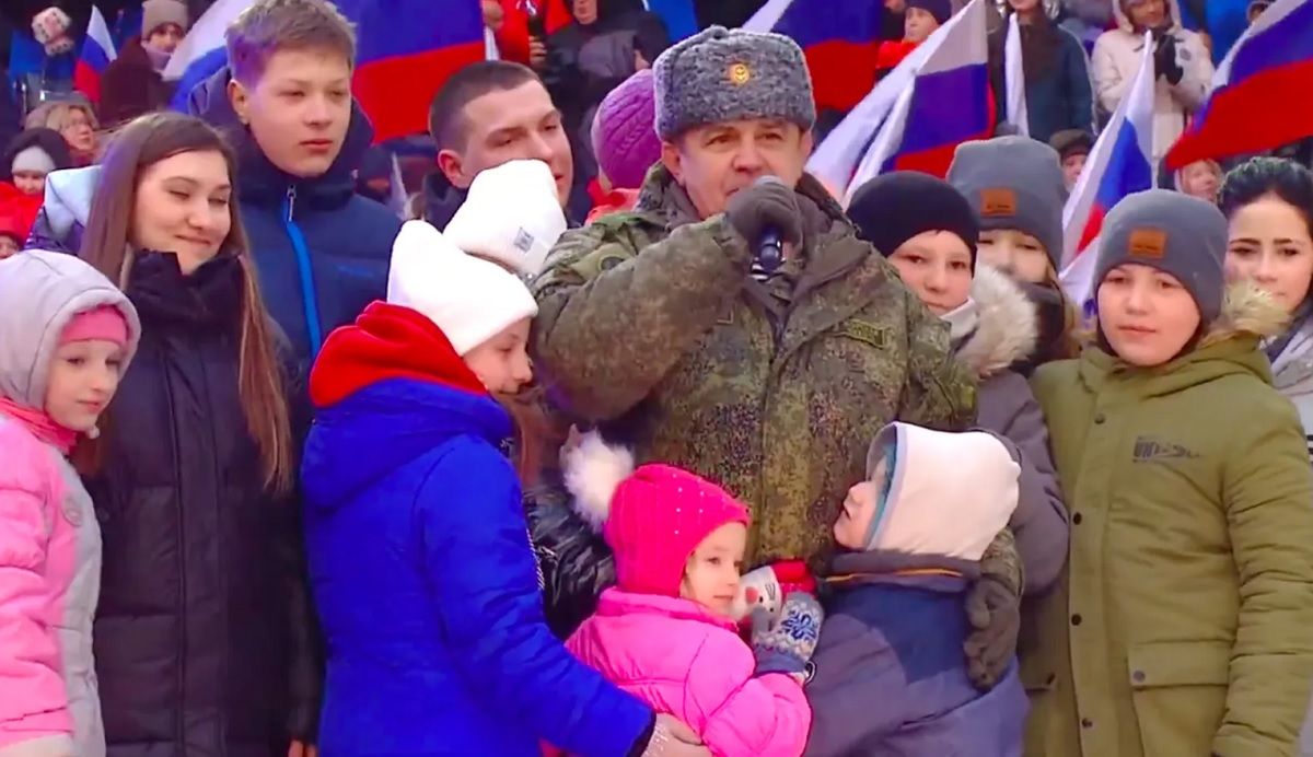 Росіяни вивели на провладний мітинг дітей, маму яких вбили в Маріуполі