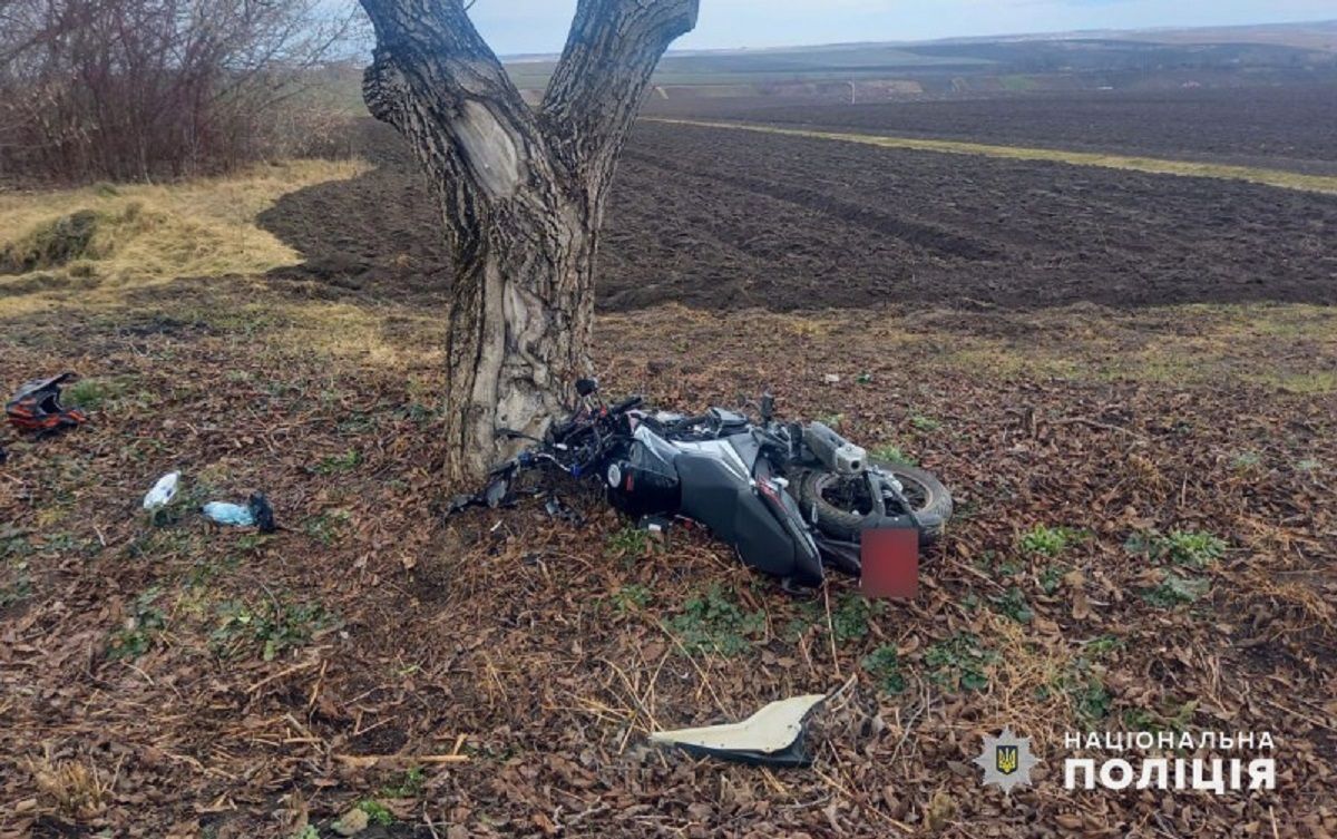 15-річний мотоцикліст загинув внаслідок зіткнення з деревом на Буковині