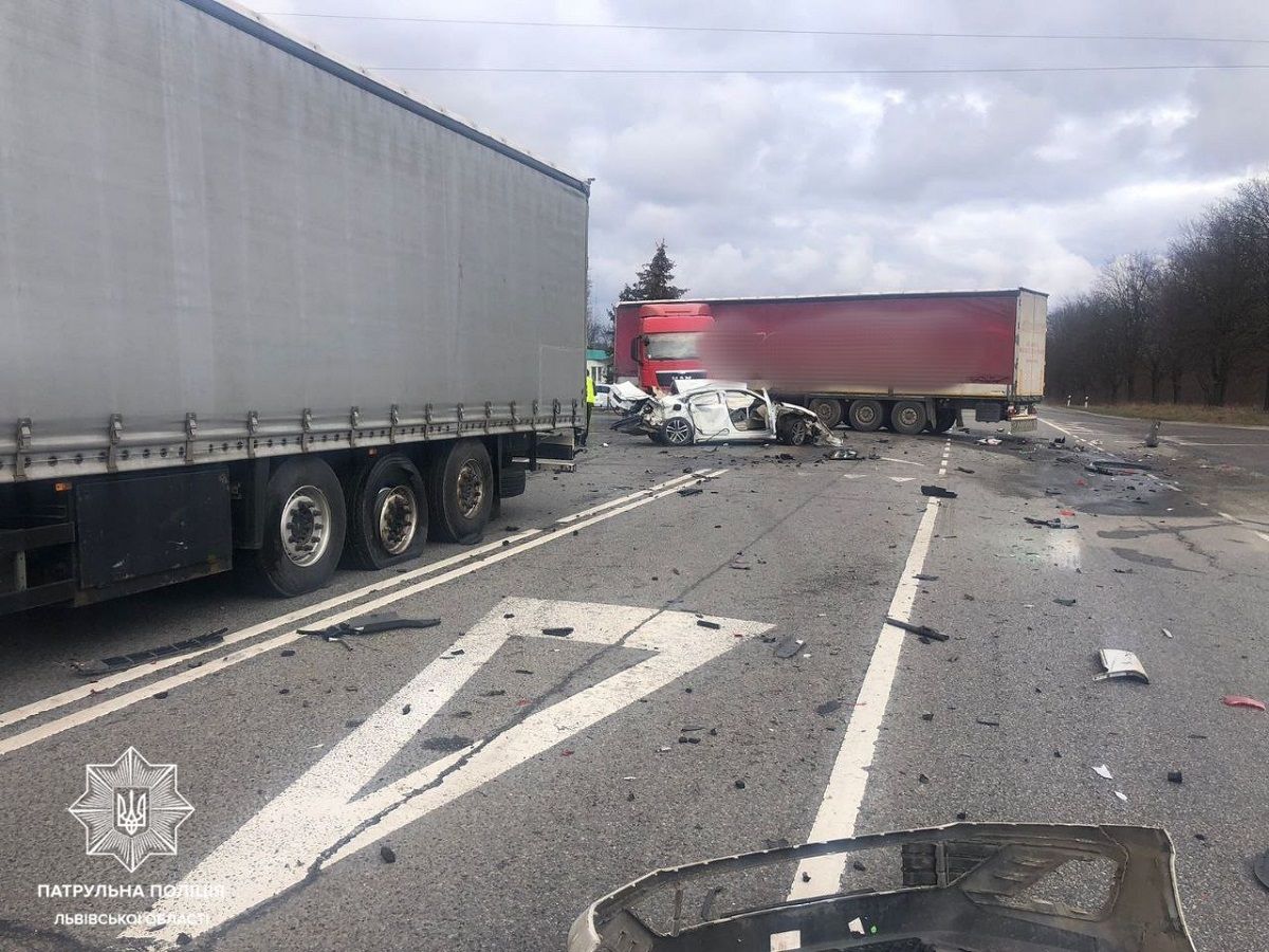 Поблизу Львова зіткнулися дві вантажівки та легковик