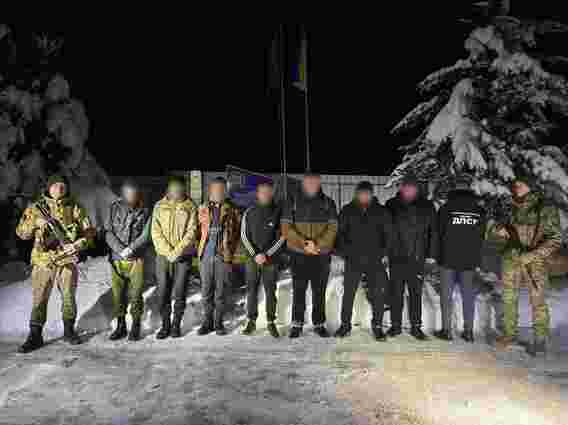 Прикордонники затримали дві групи ухилянтів у засніжених горах на Буковині