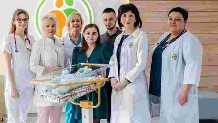 Львівські неонатологи виходили немовля, що народилося з вагою 580 г

