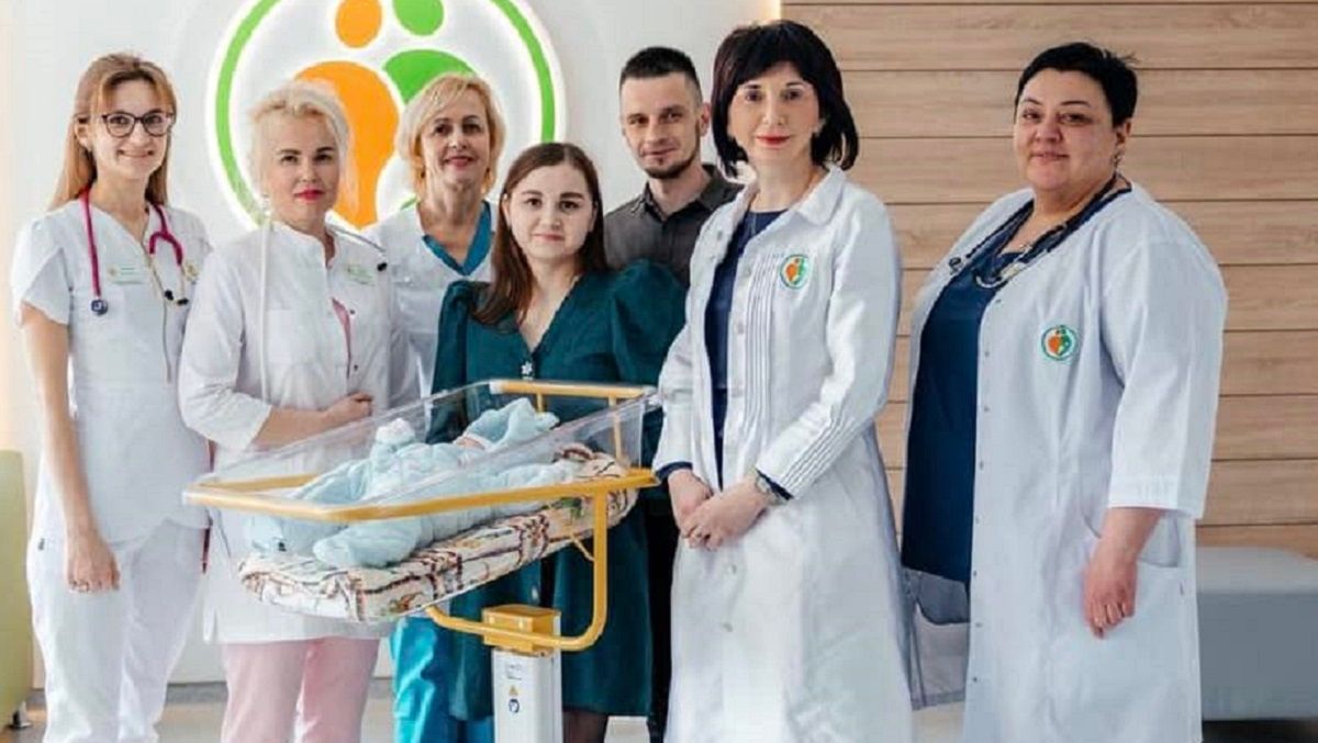 Львівські неонатологи виходили немовля, що народилося з вагою 580 г

