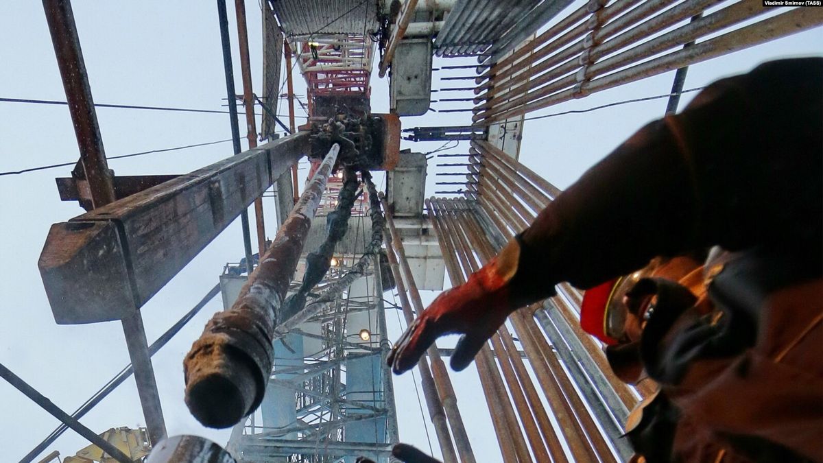Доходи Росії від експорту нафти і газу за місяць впали на 38%