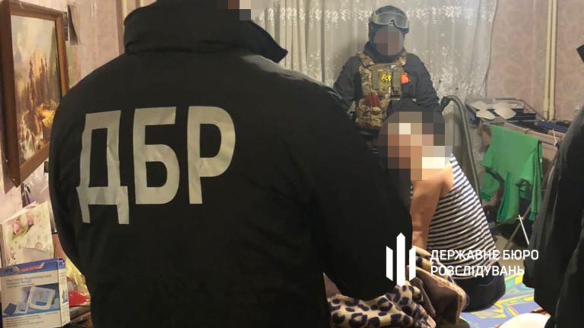 ДБР затримала банду, яка під виглядом тероборони нападала на мешканців Дніпра
