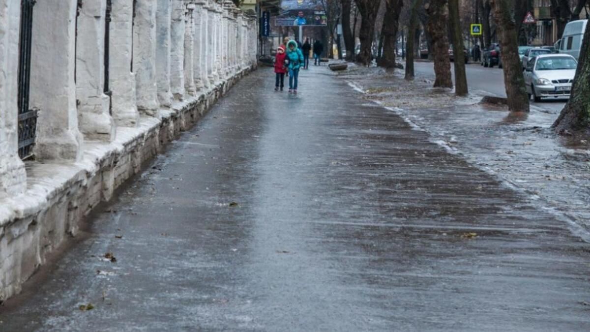 На зміну сухій і сонячній погоді прийдуть ожеледиця і туман