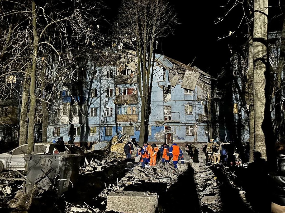 Росіяни завдали ракетного удару по багатоповерхівці в Запоріжжі, є загиблі 