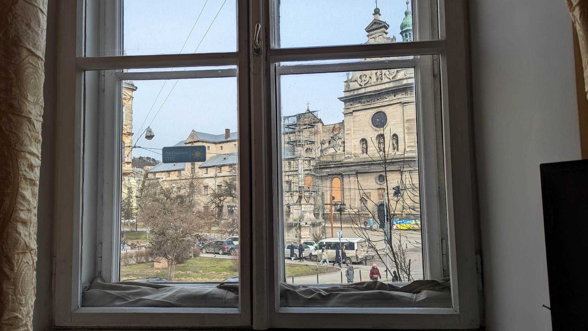 З вікна притулку на площі Соборній видно церкву святого Андрія