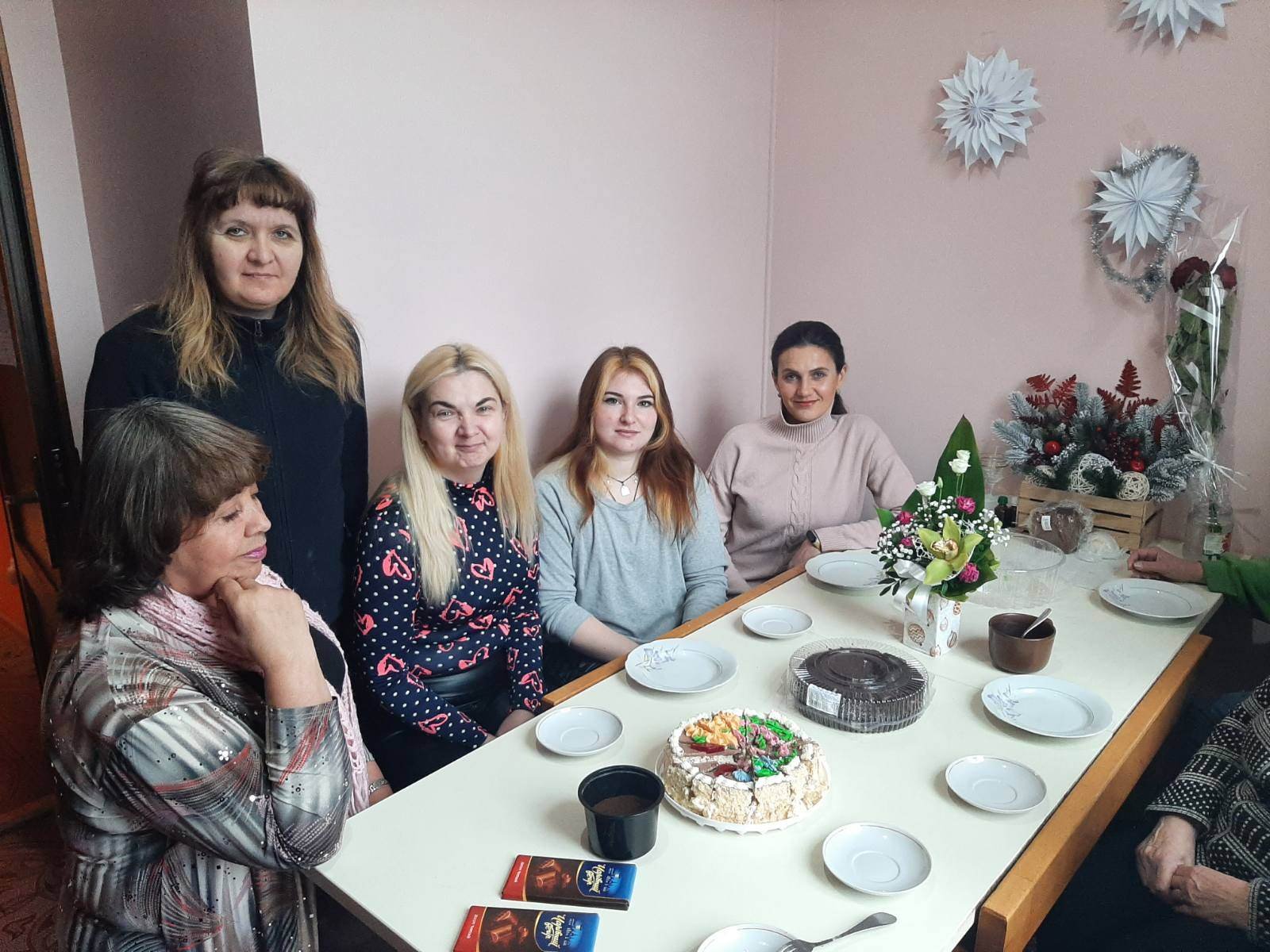 Жінки намагаються підтримувати одна одну у цей непростий час, святкують разом дні народження, ходять на екскурсії та виступи