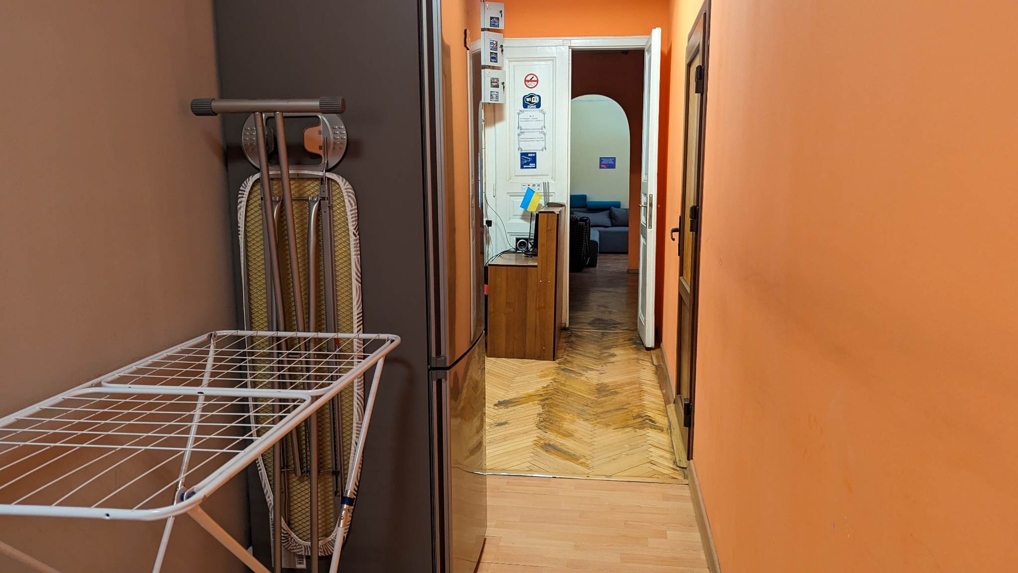 Раніше у цьому приміщені був хостел, але зараз його орендують, щоб дати прихисток 15 людям