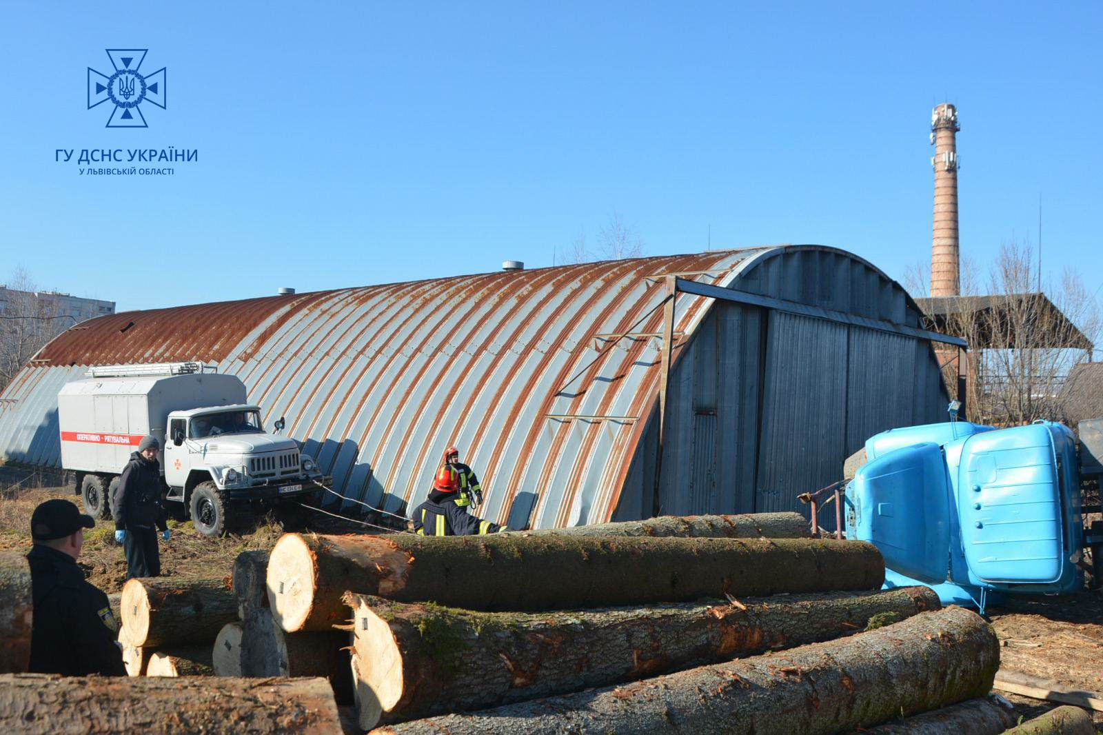 Рятувальники дістали тіло водія, якого затисло автокраном (фото ДСНС)