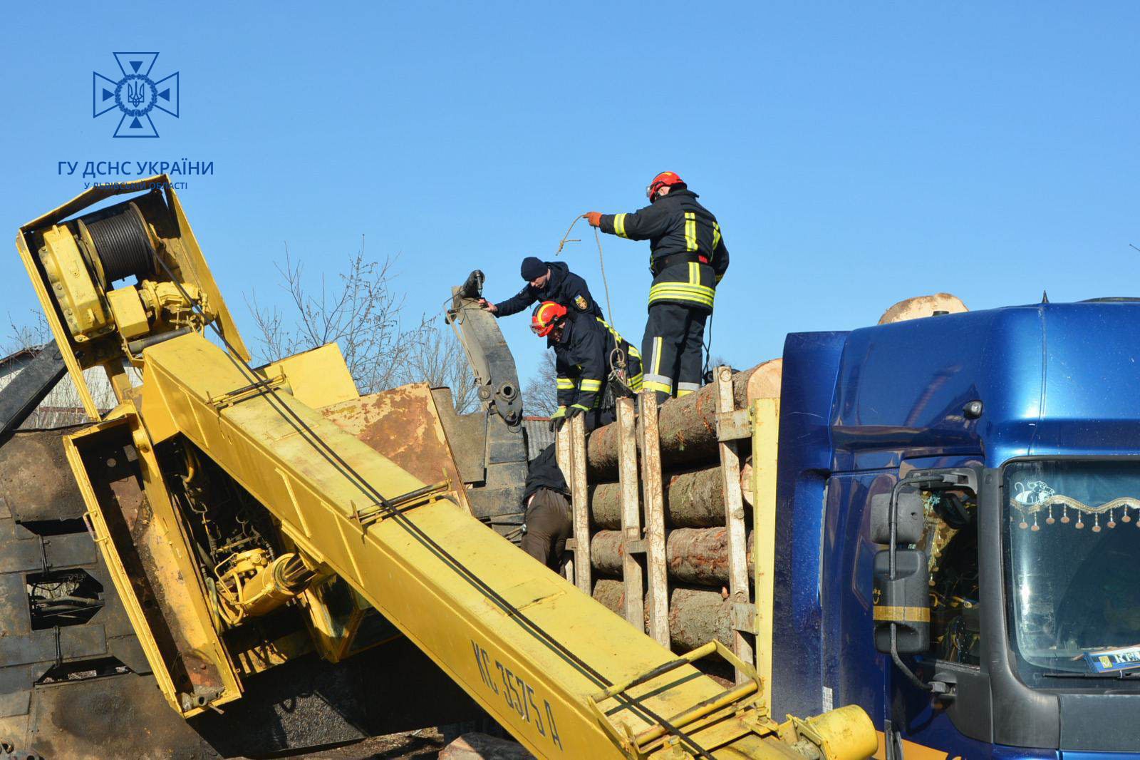 Рятувальники дістали тіло водія, якого затисло автокраном (фото ДСНС)
