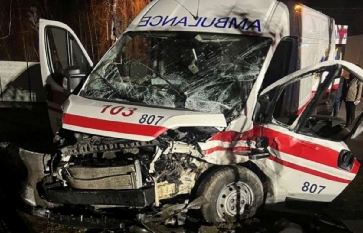 Дві людини постраждали внаслідок ДТП зі «швидкою» на Закарпатті