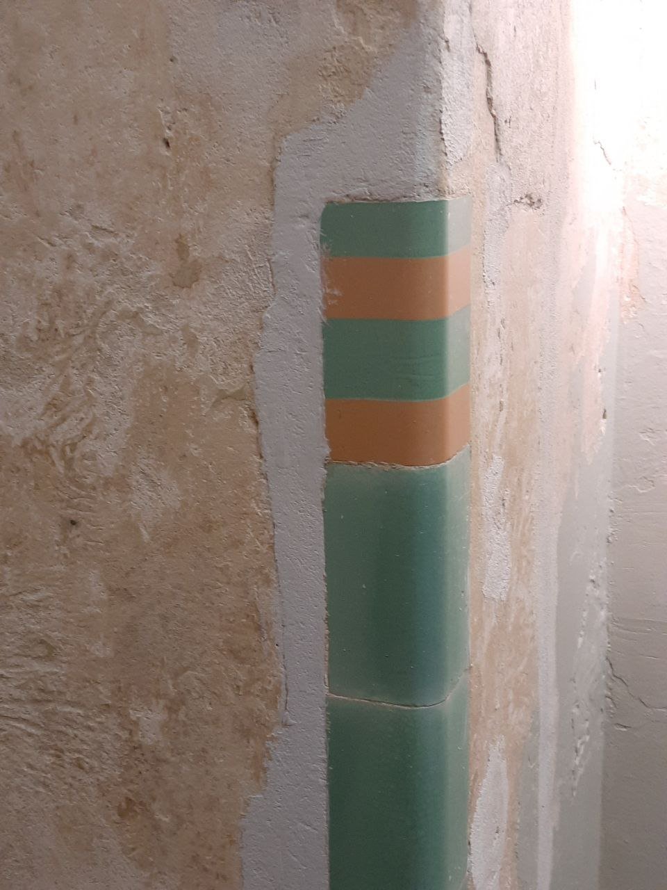 Плитка фірми Левинського, віднайдена під грубими шарами фарби (фото ZAXID.NET)