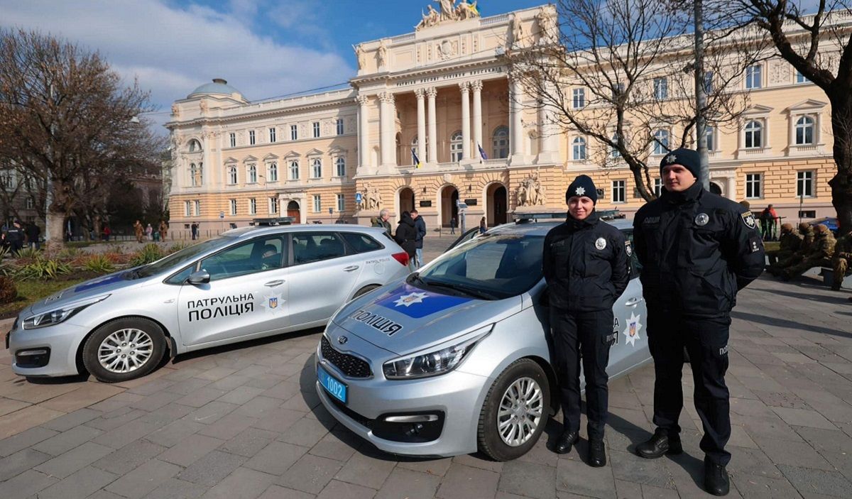 Польська поліція подарувала львівським патрульним сім службових авто