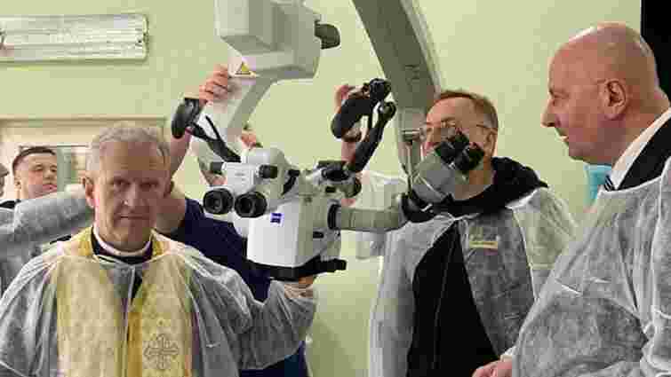 Львівський госпіталь отримав мікроскоп, аналогів якому немає в Україні
