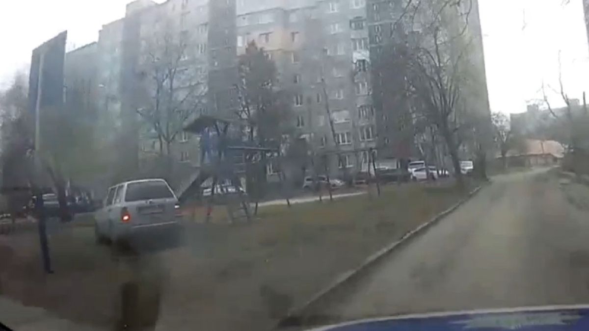 П'яний водій під час втечі від патрульних заїхав на дитмайданчик у Рівному