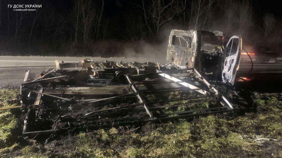 На Львівщині під час руху загорілася вантажівка