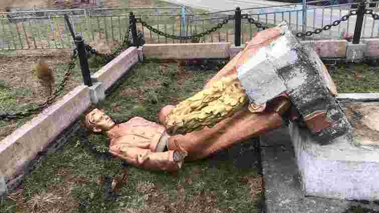 На Львівщині невідомі знесли радянські пам’ятники в сусідніх селах