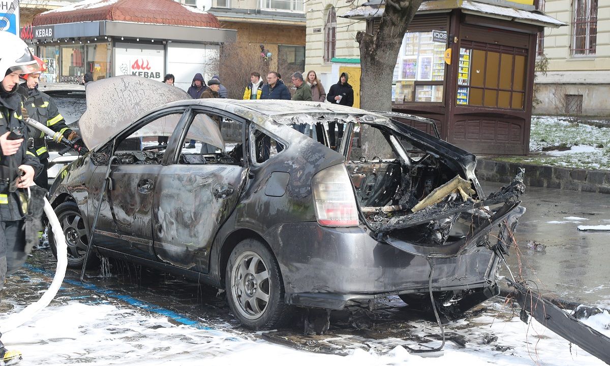 У Львові повністю згорів припаркований неподалік прокуратури автомобіль 