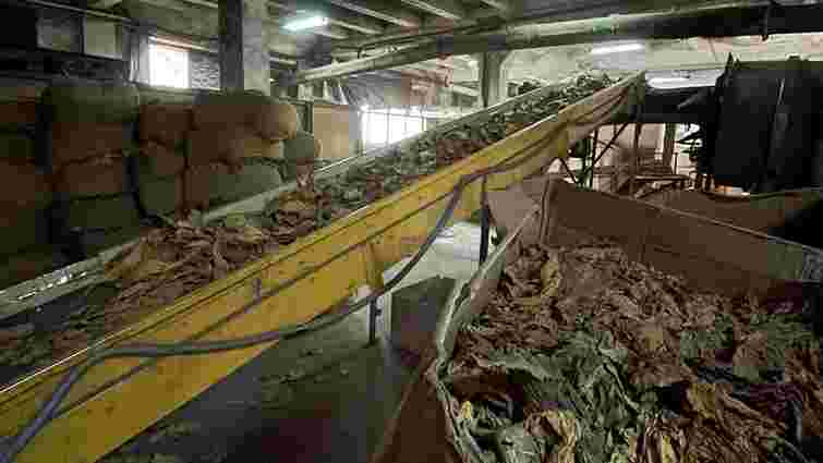 Детективи БЕБ проводять обшуки на тютюновій фабриці у Винниках