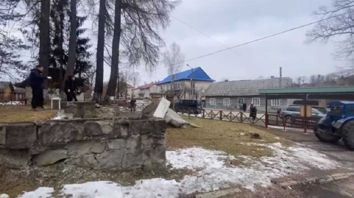 Голова ОТГ на Львівщині звернувся в поліцію через знесення радянського пам’ятника