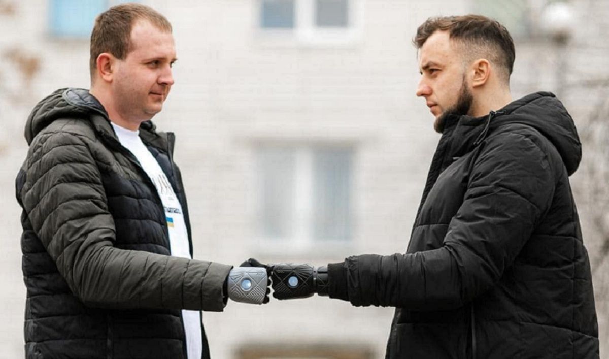 Два воїни отримали біонічні протези від британської компанії у Superhumans Center