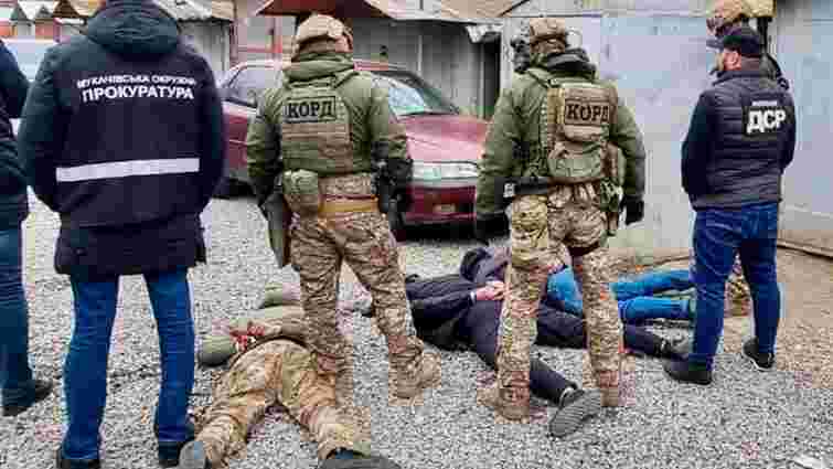 Поліція затримала двох мешканців Мукачева за рекет і погрози вбивством
